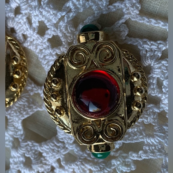Ruby Red Emerald Green Jewel Tone Egyptian Clip On Costume Jewelry Earrings - Picture 4 of 6